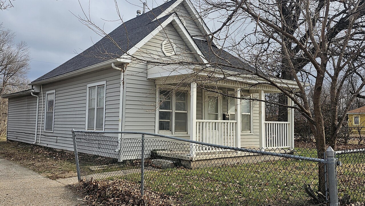 1204 N Cleveland in Wichita, KS - Building Photo