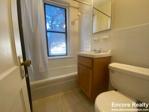 112 Lawton St, Unit 3 in Brookline, MA - Building Photo - Building Photo