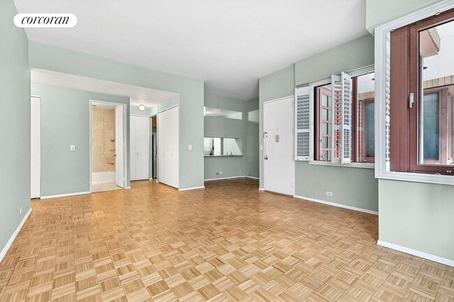 393 W 49th St in New York, NY - Building Photo - Building Photo
