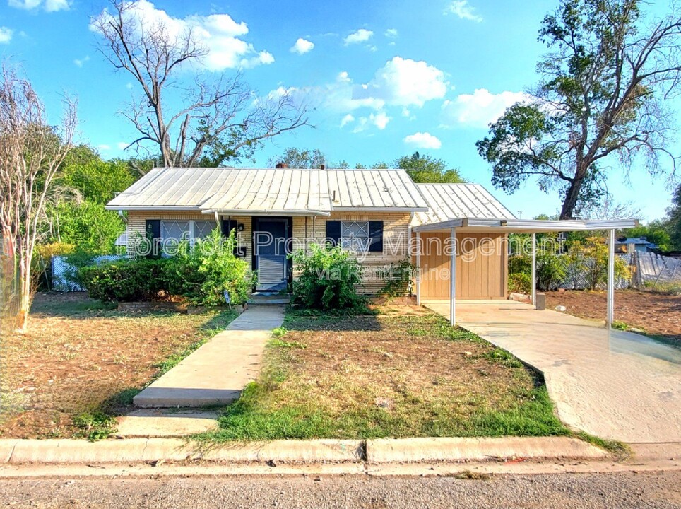 503 22nd St in Hondo, TX - Building Photo