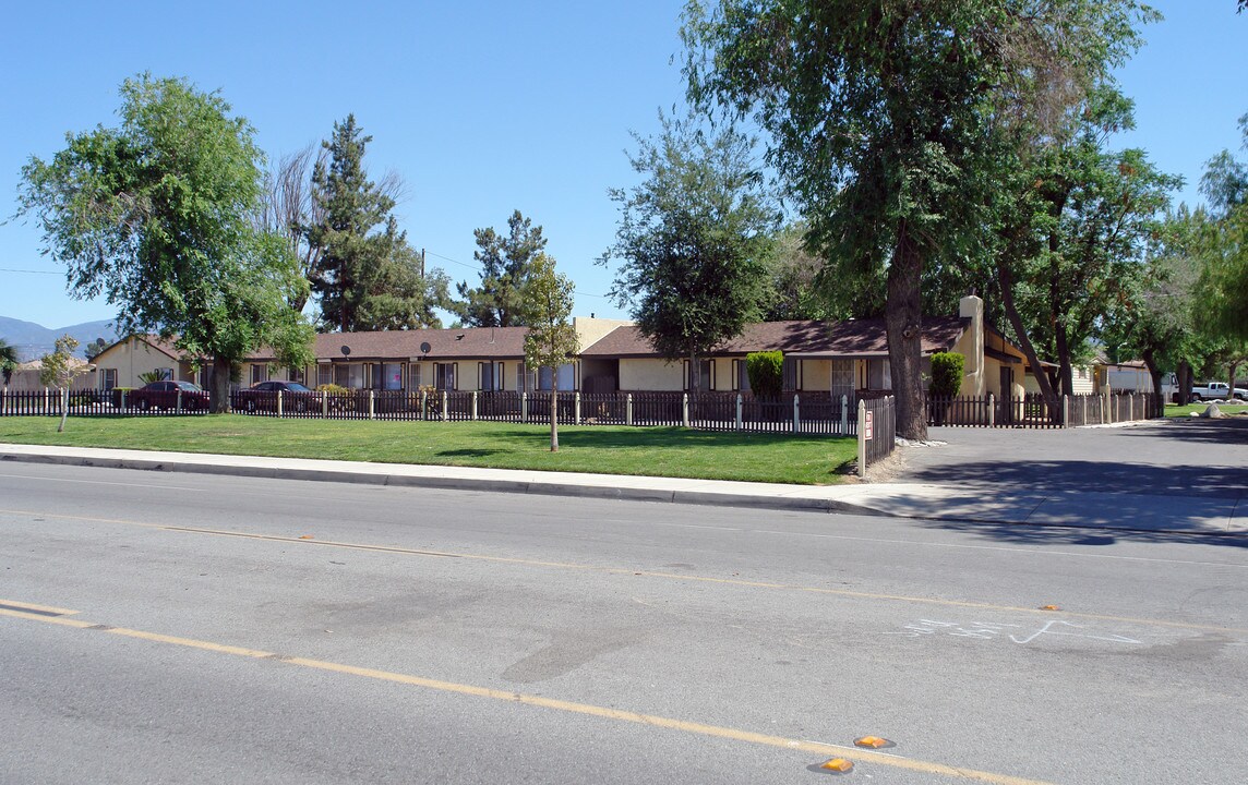 950 E Main St in San Jacinto, CA - Foto de edificio