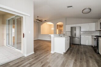 9919 Stockbridge Dr in Tampa, FL - Building Photo - Building Photo