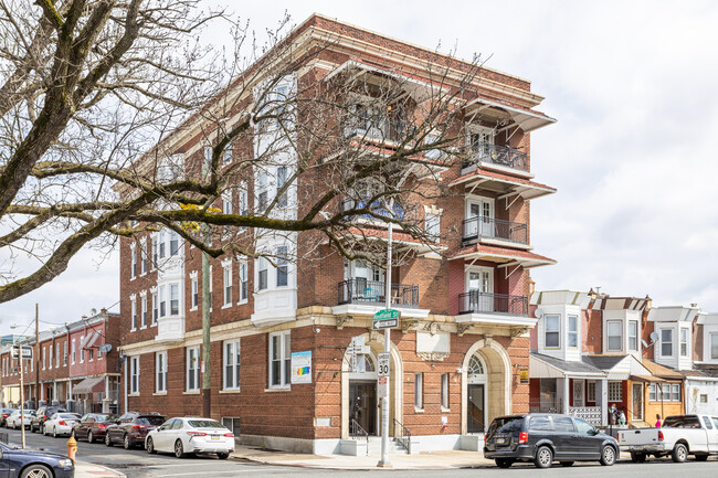 5913-17 Chestnut St in Philadelphia, PA - Foto de edificio - Building Photo