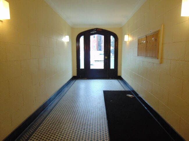 8221 S Eberhart Ave, Unit 3 in Chicago, IL - Building Photo - Building Photo