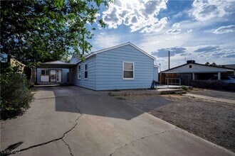 550 Karen Way in Henderson, NV - Building Photo - Building Photo