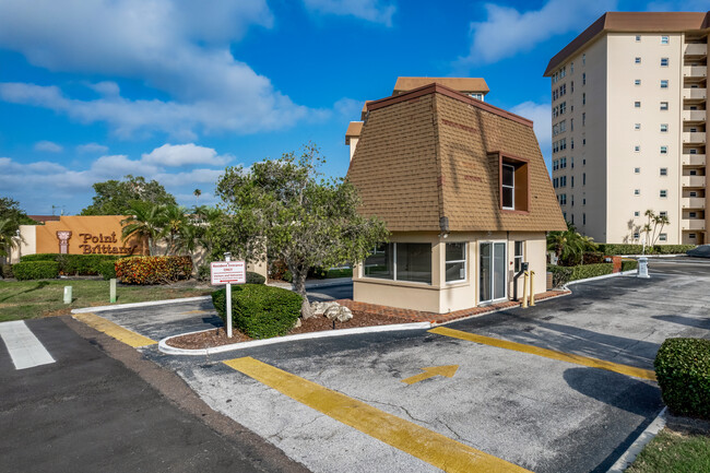 Hampshire House in St. Petersburg, FL - Foto de edificio - Building Photo