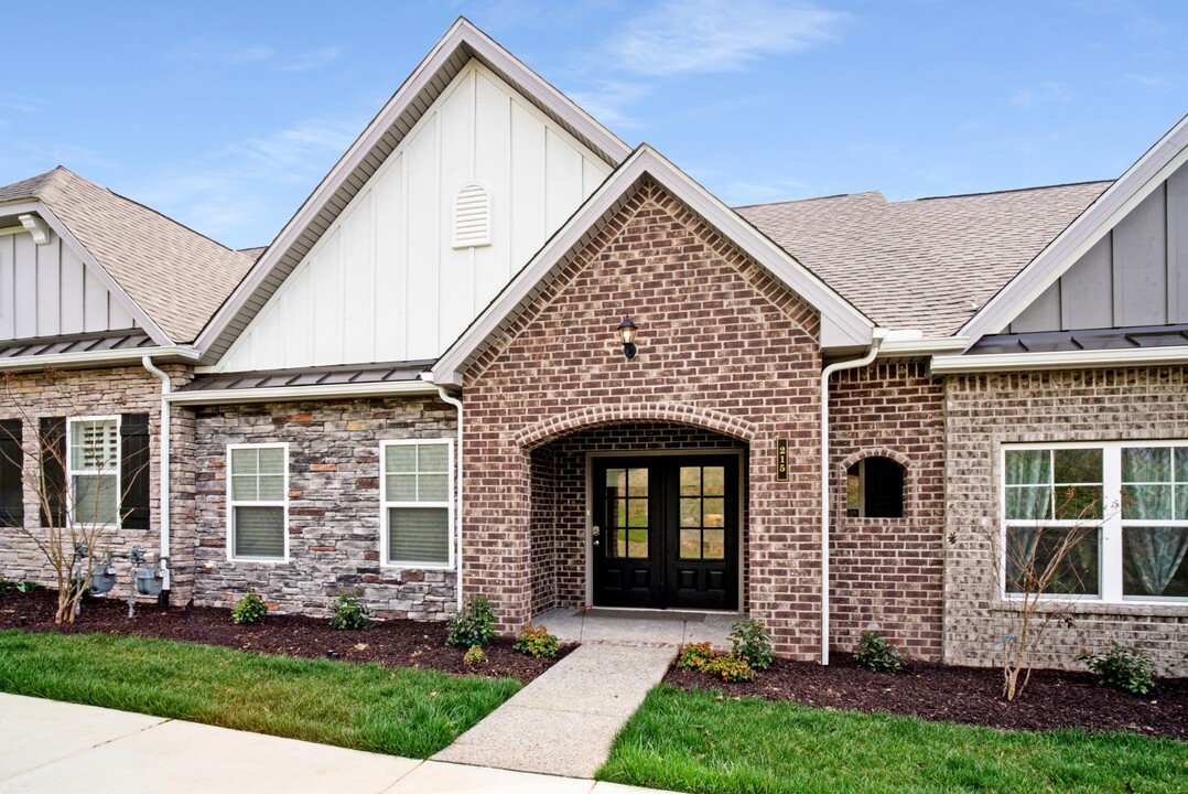 215 Trevor Dr in Mount Juliet, TN - Foto de edificio