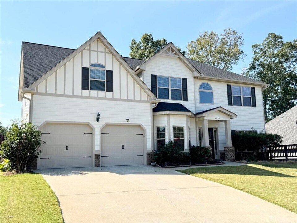 6135 Stillwood Ln in Cumming, GA - Foto de edificio