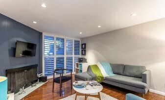 8530 Holloway Dr in West Hollywood, CA - Building Photo