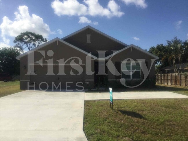 property at 2472 SE Floresta Dr