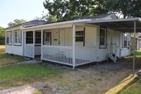 221 S 8th St in La Porte, TX - Foto de edificio - Building Photo