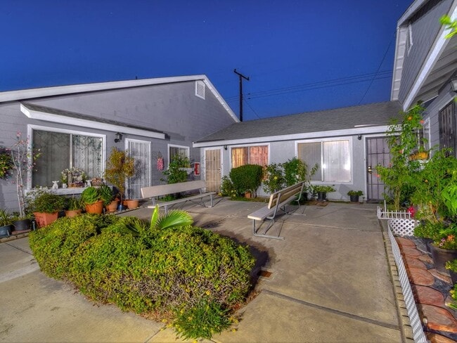 Midway Meadows in Midway City, CA - Foto de edificio - Building Photo