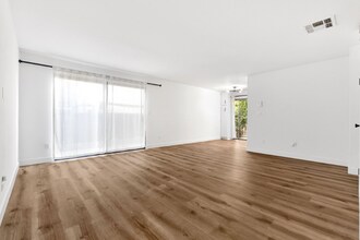 5240 Whitsett Ave in Los Angeles, CA - Building Photo - Building Photo