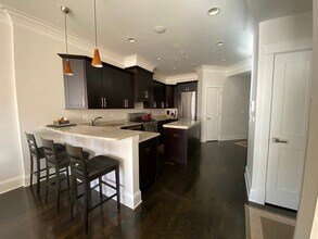 2138 W Roscoe St in Chicago, IL - Foto de edificio - Building Photo