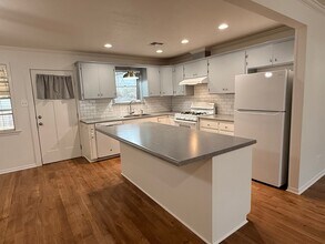 204 Meadow Ln in Brenham, TX - Building Photo - Building Photo