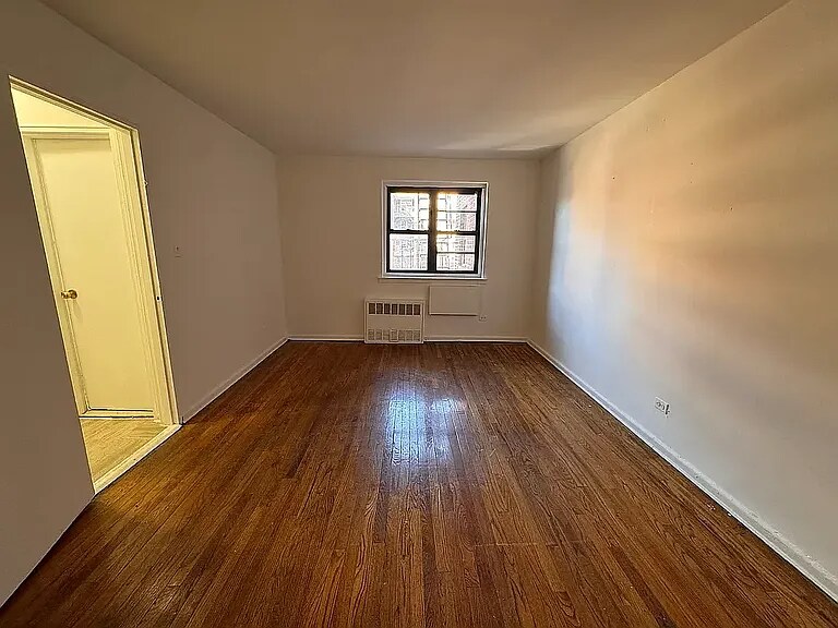 41-7 Bowne St in Flushing, NY - Building Photo