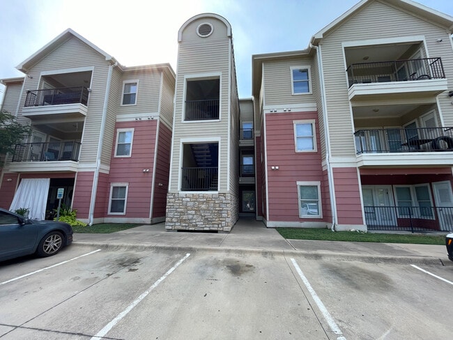 Room in Condo on Crossing Pl in Austin, TX - Building Photo - Building Photo