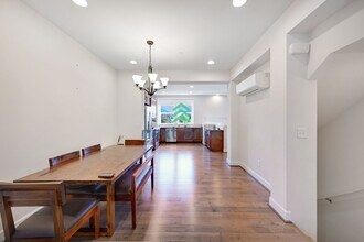1304 Williamsburg Walk NE in Issaquah, WA - Building Photo - Building Photo