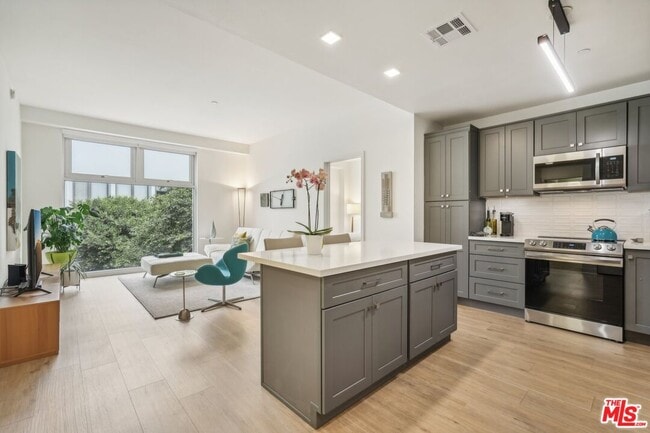 property at 630 W 6th St