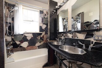 300 Oxford Pl NE, Unit #2-Right in Atlanta, GA - Foto de edificio - Building Photo