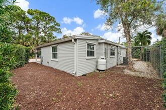 11373 SE Gospel Dr in Hobe Sound, FL - Building Photo - Building Photo