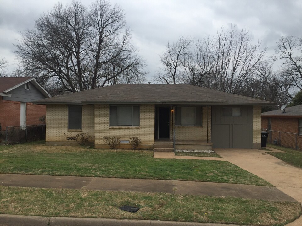 817 Leeper Dr in Denison, TX - Building Photo