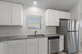 221 Bridgestone Way in Buda, TX - Building Photo - Building Photo