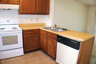 801 Westwinds Dr in Iowa City, IA - Building Photo - Building Photo