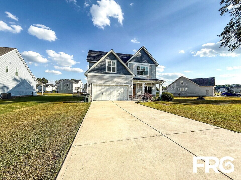 208 Coffman Dr in Pikeville, NC - Building Photo