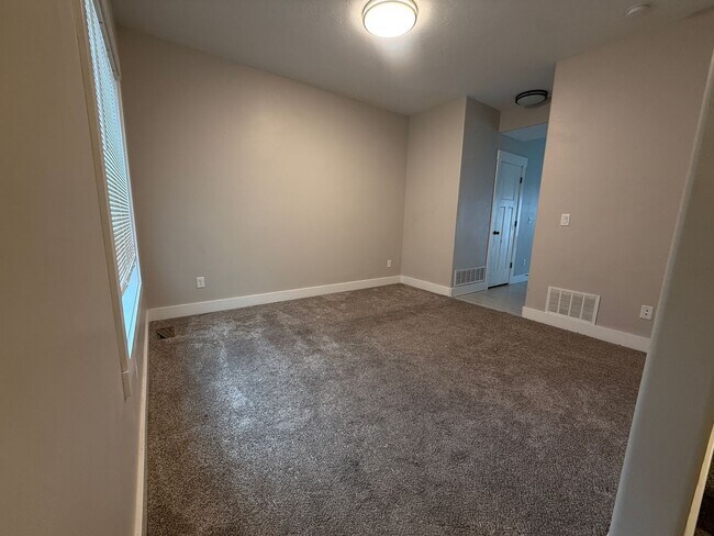 690 S Saturn Ave in Idaho Falls, ID - Building Photo - Building Photo