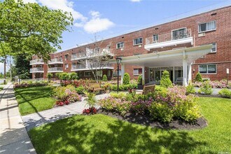 320 E Shore Rd-Unit -17b in Great Neck, NY - Building Photo - Building Photo