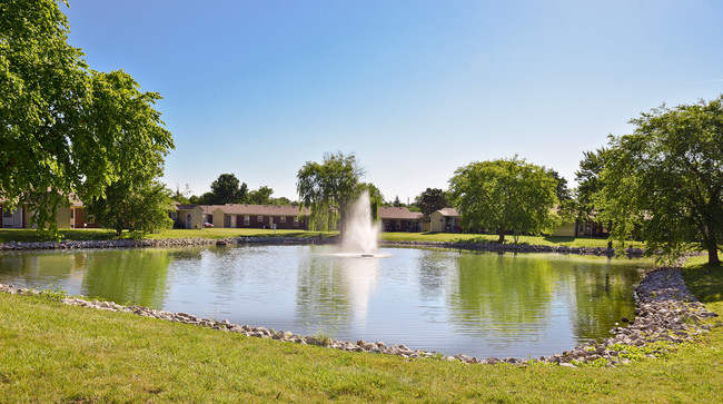 Farhill Lake Apartments in Indianapolis, IN - Foto de edificio - Building Photo