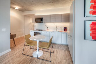 125 N Desplaines St in Chicago, IL - Building Photo - Building Photo