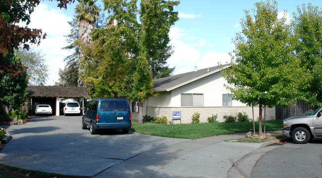 2547 Julie Ct in Santa Rosa, CA - Building Photo - Building Photo