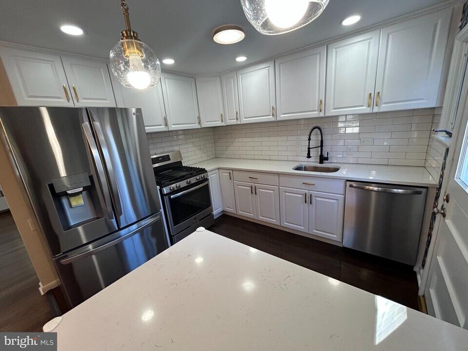 12 Rodney Rd in Bryn Mawr, PA - Building Photo