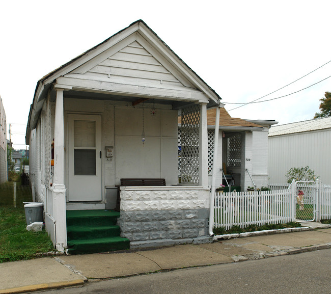 726 Crescent Rd in Charleston, WV - Building Photo - Building Photo