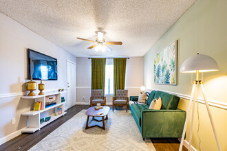 The Park at Chesterfield Apartment Homes in Tampa, FL - Building Photo - Interior Photo