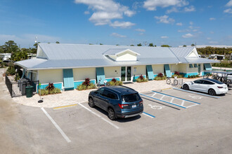 Tahiti Mobile Village in Estero, FL - Foto de edificio - Building Photo