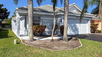 9243 Arborwood Cir in Davie, FL - Building Photo