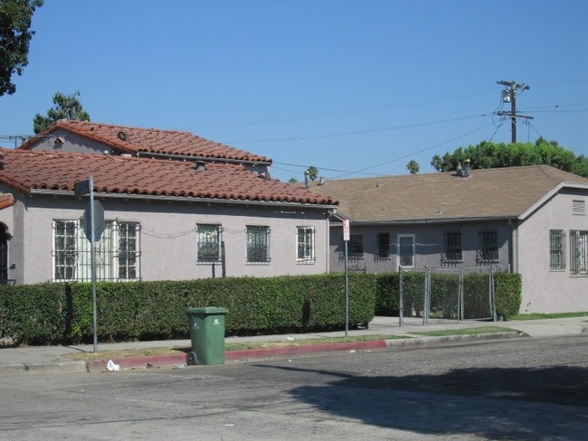 901 W 68th St in Los Angeles, CA - Building Photo - Building Photo