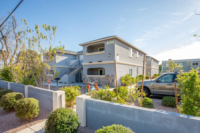 5223 N 17th Ave in Phoenix, AZ - Foto de edificio - Building Photo