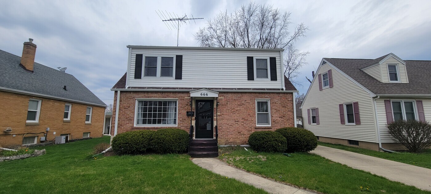 666 Page Ave, Unit 666 Page Avenue in Elgin, IL - Building Photo
