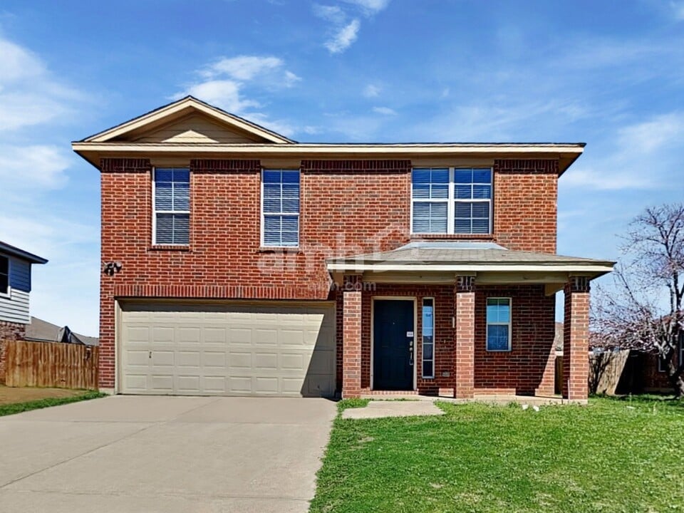 111 Maned Dr in Sanger, TX - Foto de edificio