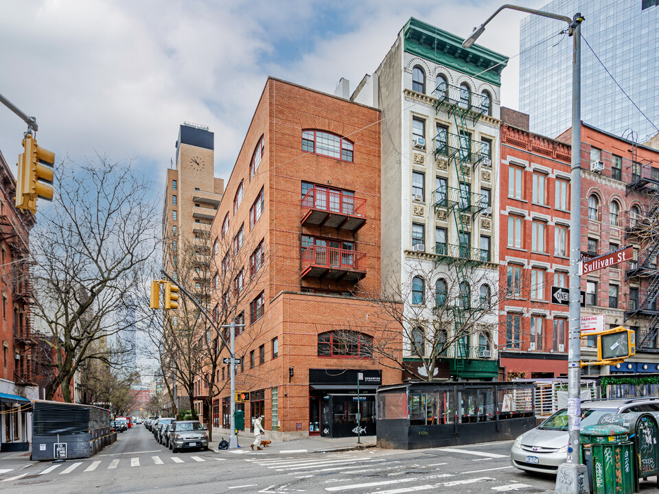 202 Spring St in New York, NY - Building Photo