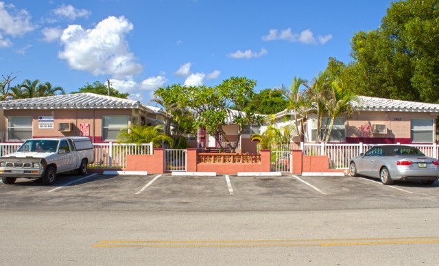 1903 Thomas St in Hollywood, FL - Building Photo