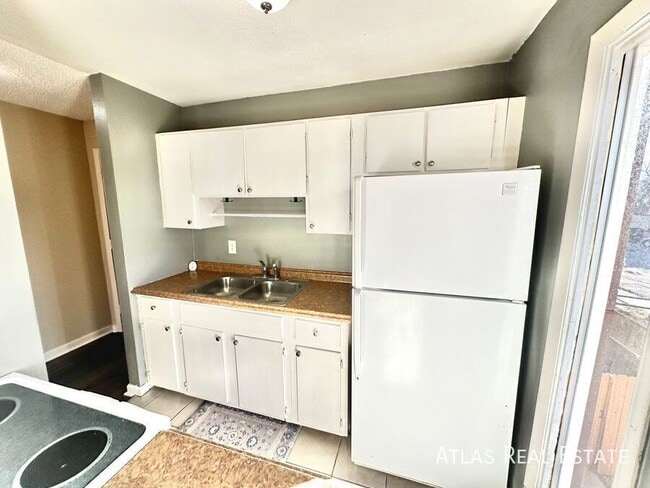 4245 Loomis Ave, Unit 4