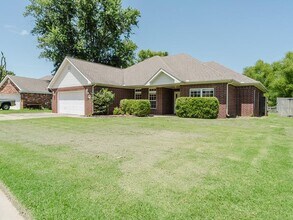 2006 SW Spruce Rd in Bentonville, AR - Building Photo - Building Photo