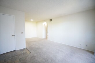 6400 66th Ave in Sacramento, CA - Foto de edificio - Building Photo