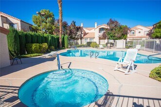 8301 Boseck Dr in Las Vegas, NV - Foto de edificio - Building Photo