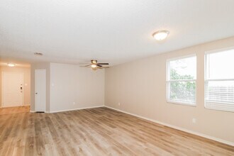 16516 Woodside Dr in Justin, TX - Foto de edificio - Building Photo